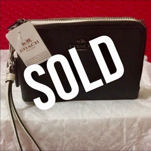 SOLD. Coach wristlets doble zip top